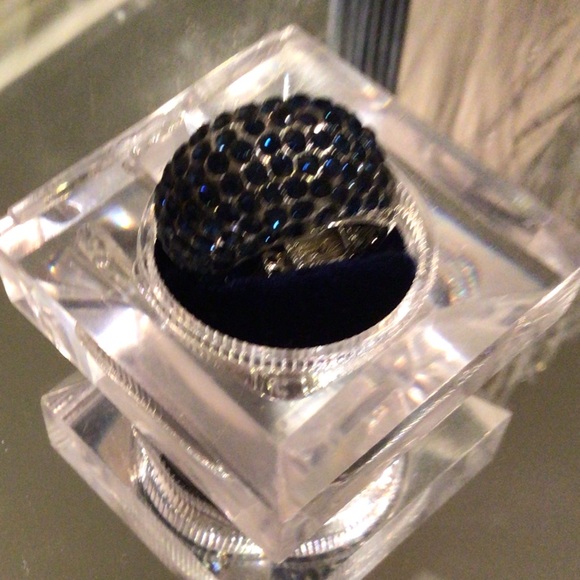 Jewelry - NWOT dome shaped ring bluestones expandable size